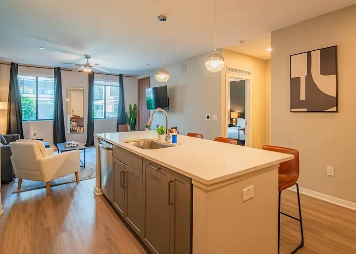 Serene 1br Uptown Biltmore Gym Pool Parking Wd Apartment