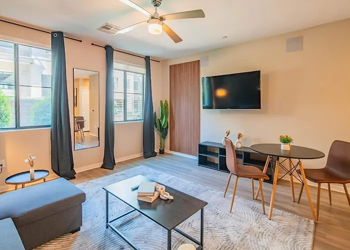 Serene 1br Uptown Biltmore Gym Pool Parking Wd Apartment