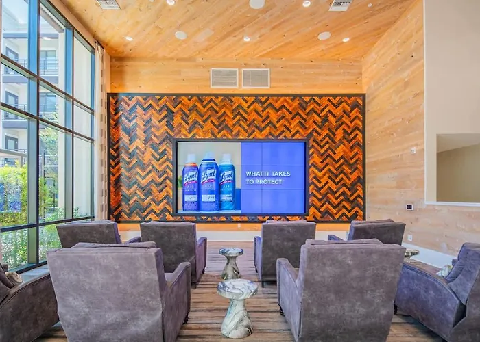 Serene 1br Uptown Biltmore Gym Pool Parking Wd Apartment