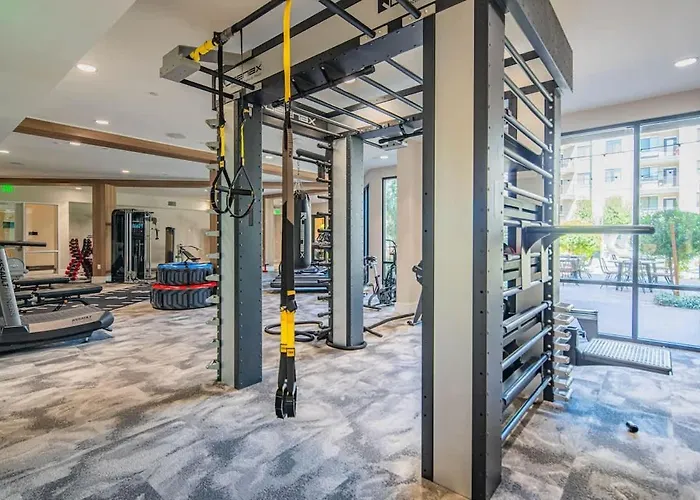 Serene 1br Uptown Biltmore Gym Pool Parking Wd *