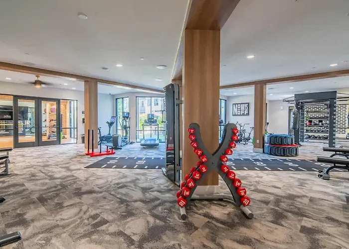 Serene 1br Uptown Biltmore Gym Pool Parking Wd Apartment