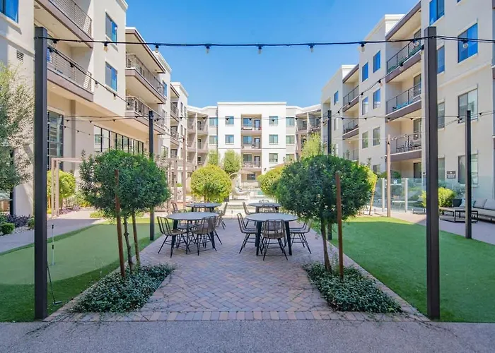 Serene 1br Uptown Biltmore Gym Pool Parking Wd *