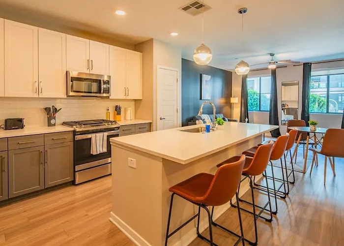 Serene 1br Uptown Biltmore Gym Pool Parking Wd