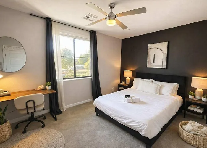 Serene 1br Uptown Biltmore Gym Pool Parking Wd Apartment *